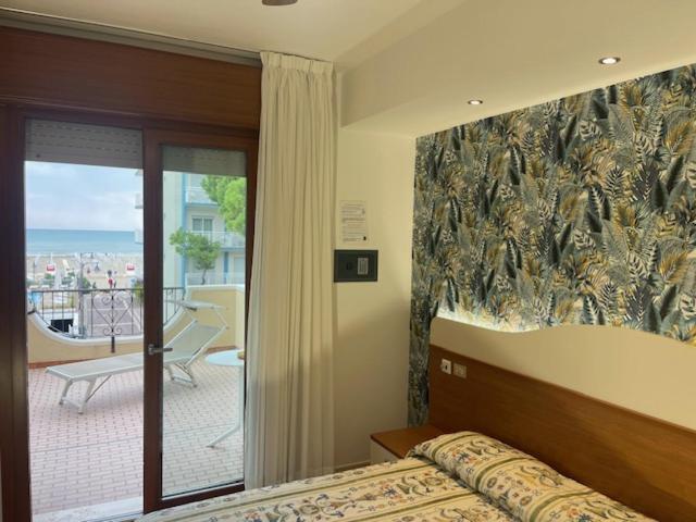 Standard Double or Twin Room with Sea View image 2