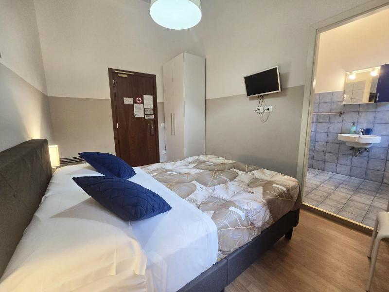 Small Double Room image 3