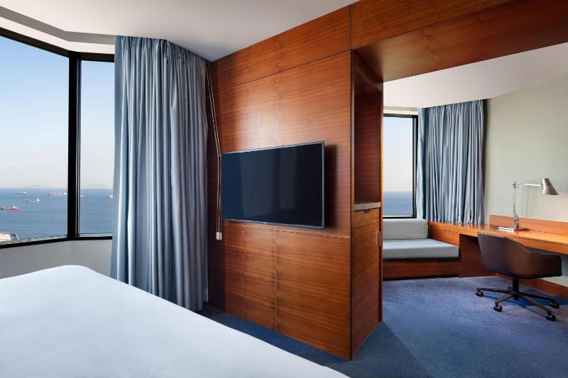 Superior King Room with Sea View image 3