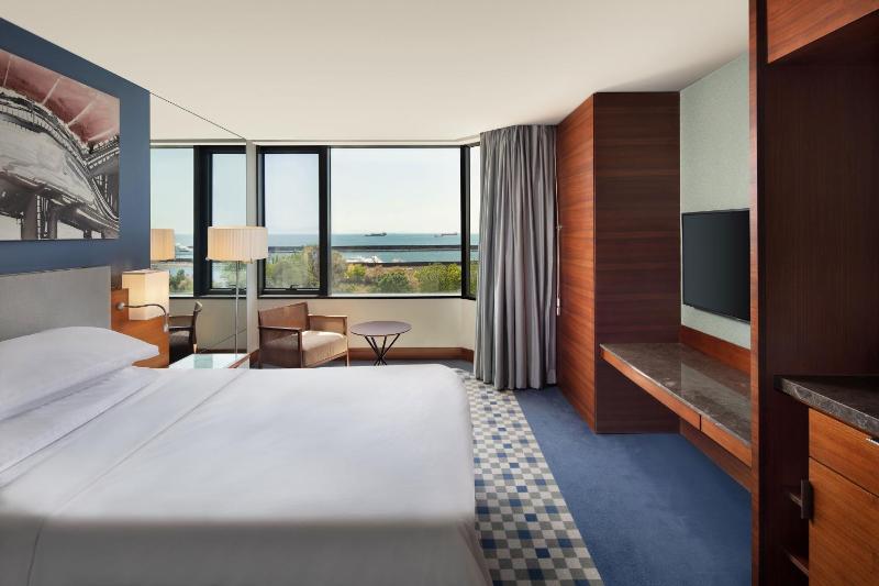 Deluxe King Room with Sea View image 3
