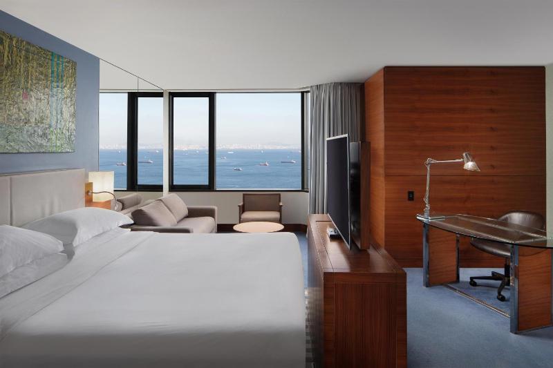 Premium King Room with Sea View image 1