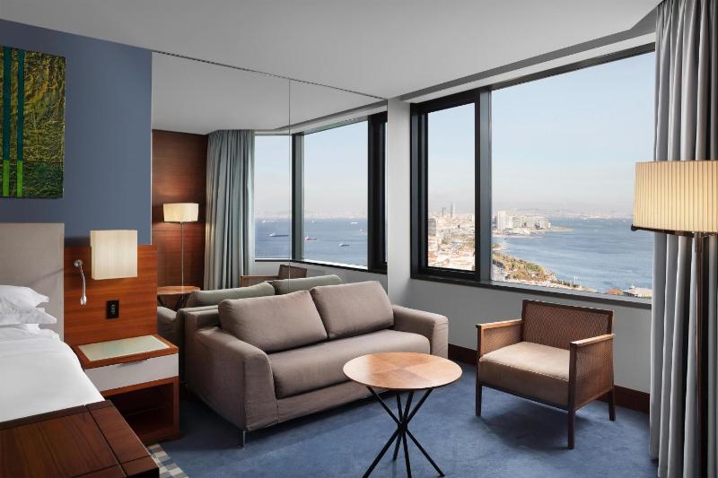 Premium King Room with Sea View image 4
