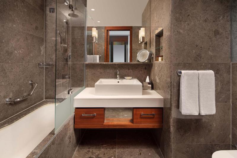 Deluxe King Room with Sea View image 4