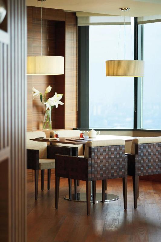 Park Suite with Club Lounge Access and Sea View image 4
