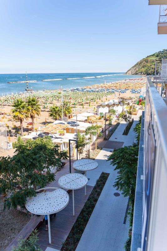 Double Room with Sea View image 2