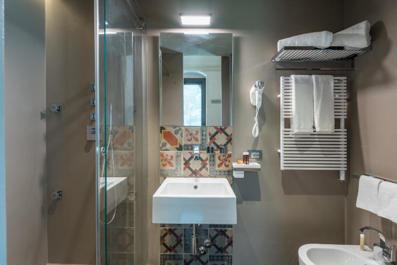Deluxe Double or Twin Room with Balcony image 2
