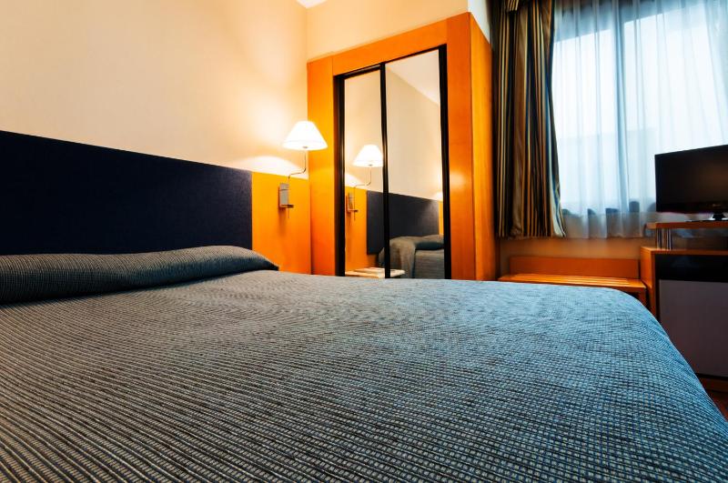 Double or Twin Room image 3