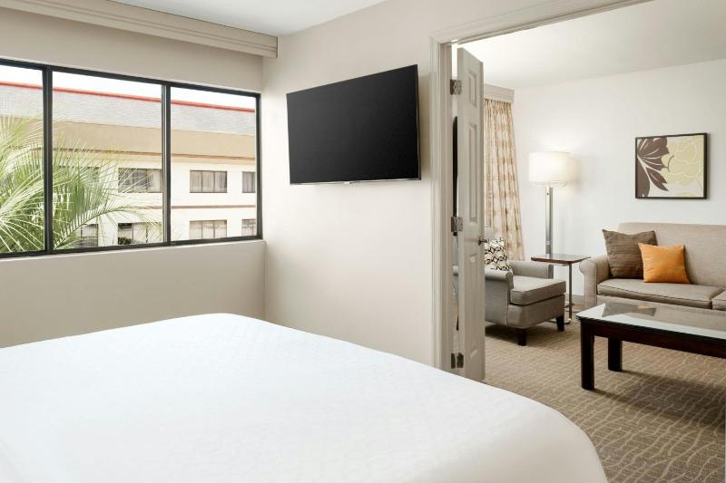 One-Bedroom Suite with Adapted Tub - Mobility and Hearing Accessible image 2