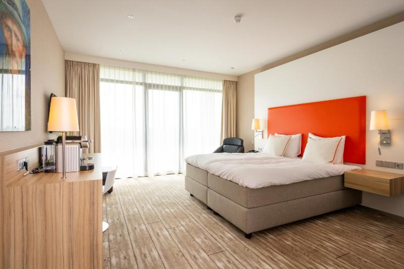 Superior Twin Room image 3