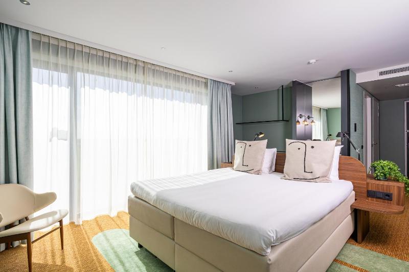 Deluxe King Room image 4