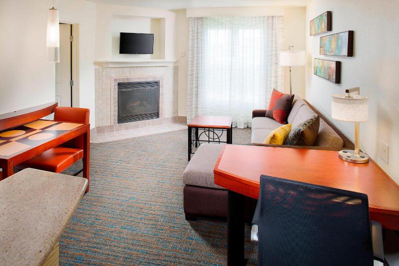 One-Bedroom King Suite with Fireplace image 4