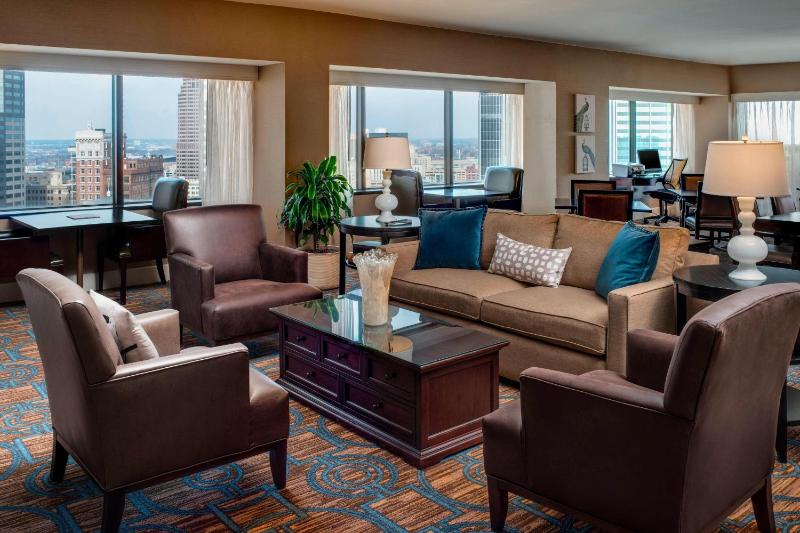 Club level, Guest room, 1 King, City view image 2