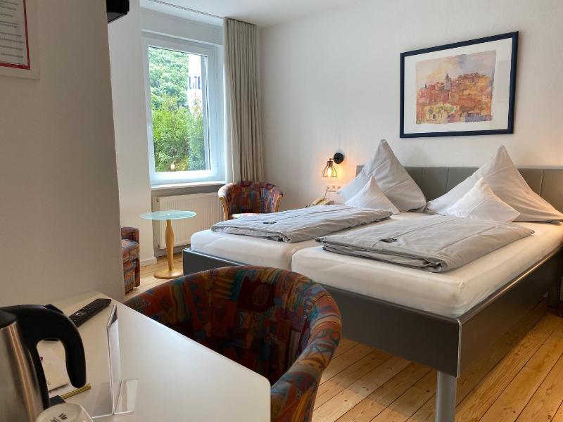 Standard Double Room image 3