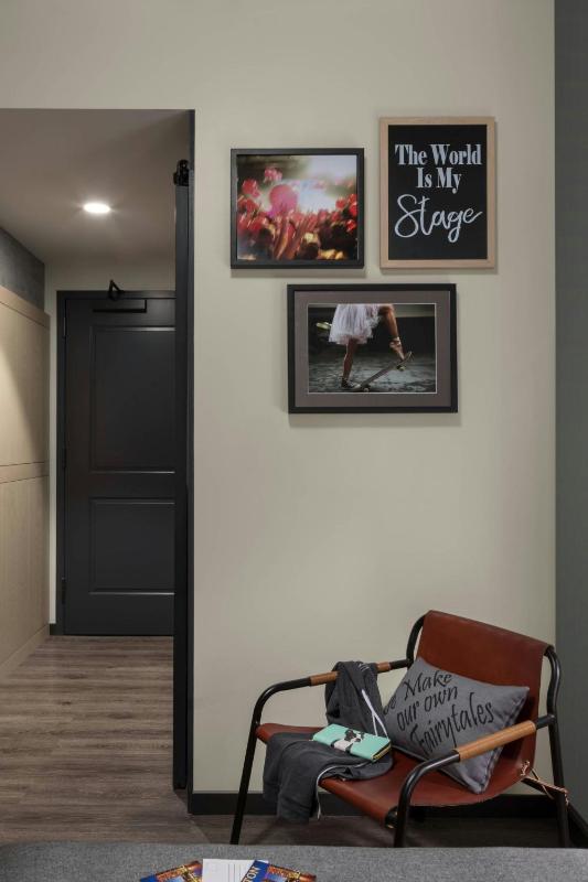 Theater View, Guest room, 1 Queen, City view image 2