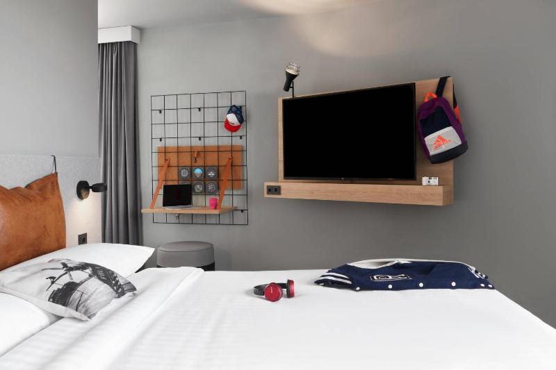 Moxy Sleeper Family, Guest room, 1 Queen, Sofa bed image 3