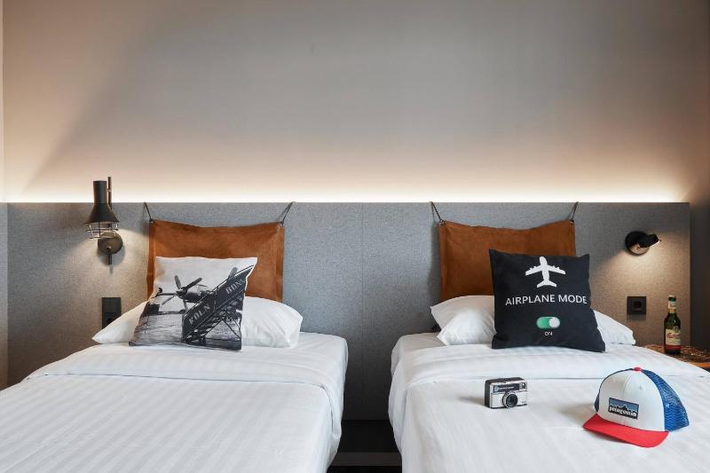 Moxy Sleeper, Guest room, 2 Twin/Single Bed(s) image 4