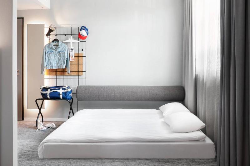Moxy Sleeper Family, Guest room, 1 Queen, Sofa bed image 4