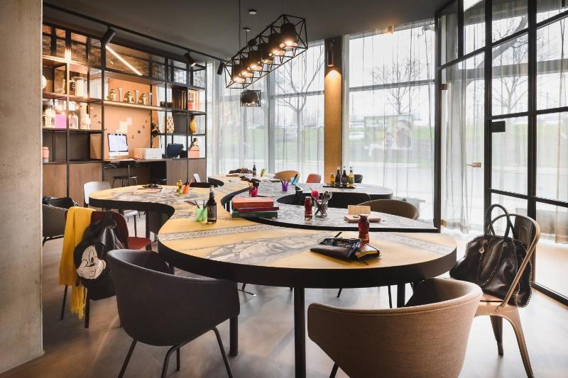Moxy Dresden Neustadt - image 2