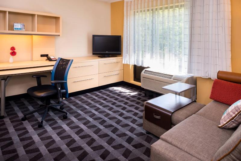 One-Bedroom Queen Suite with Sofa Bed image 3