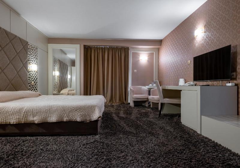 VIP room with Bathtub image 3