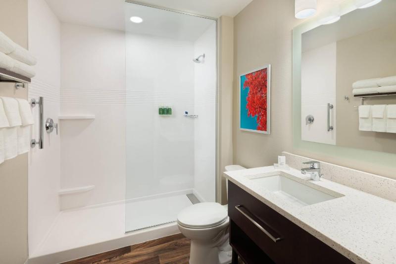 King Studio with Sofa Bed and Adapted Tub - Mobility Accessible image 2