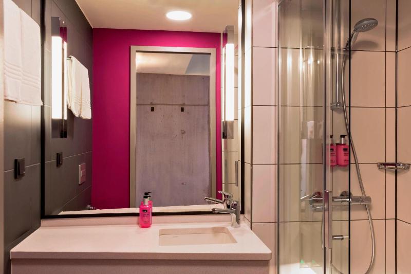 Twin Room image 2