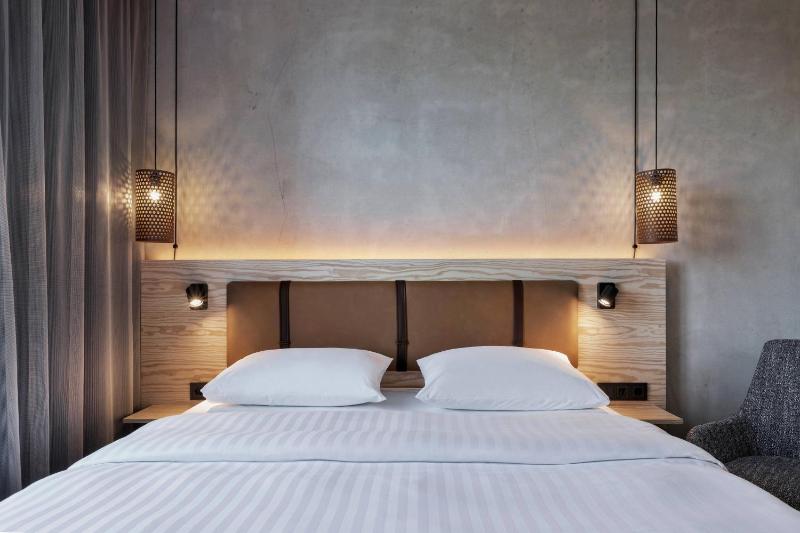 Moxy Queen Sleeper, Guest room, 1 Queen image 1