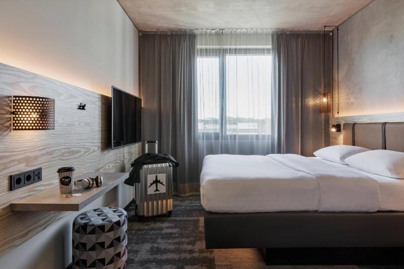 Moxy Queen Sleeper, Guest room, 1 Queen image 3