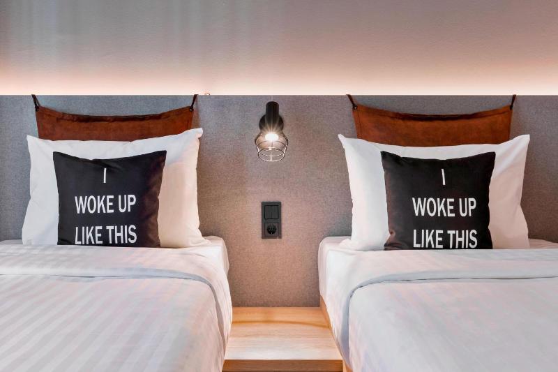 Twin Room image 4