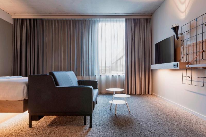 Family Room image 3