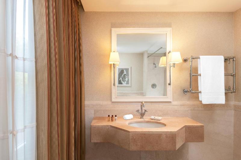 Deluxe Twin Room image 4