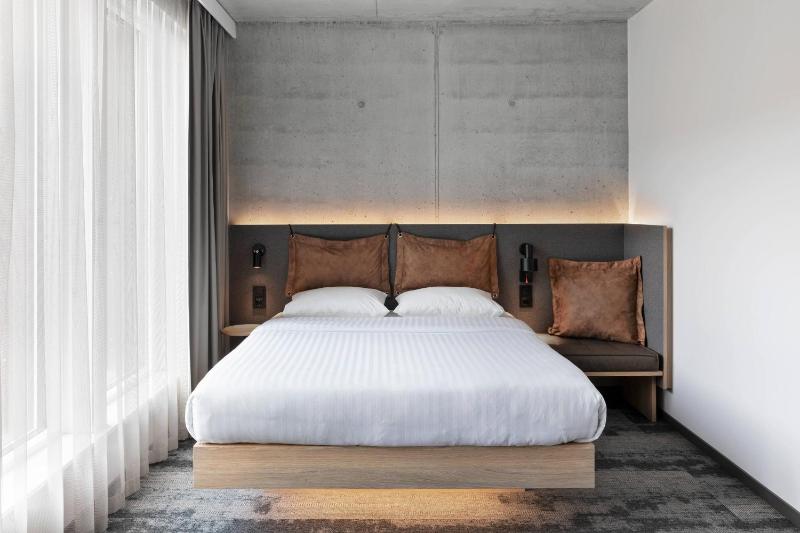 Moxy Bergen - image 8