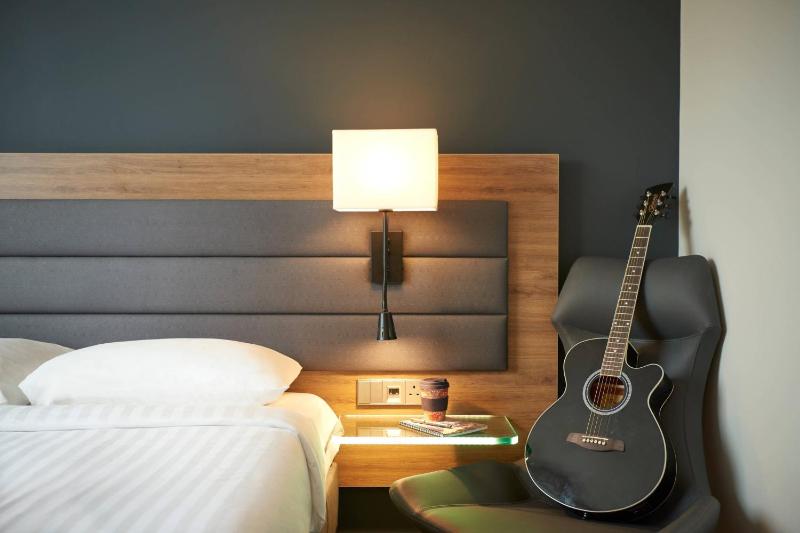 Moxy Sleeper, Guest room, 1 Queen image 3