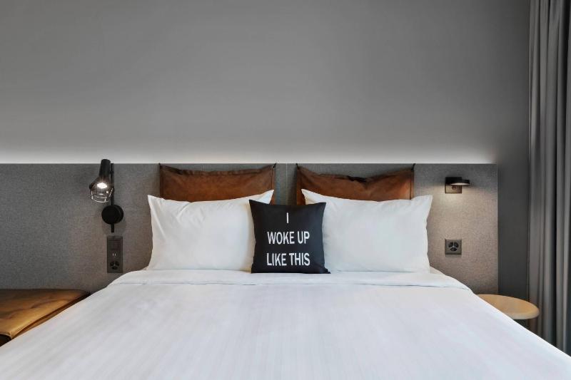 Queen Room image 3