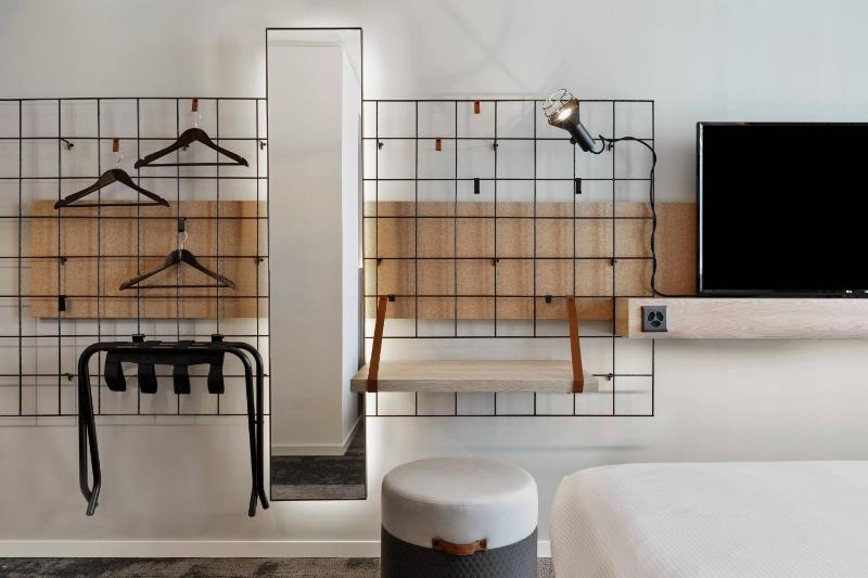 Twin Room image 3