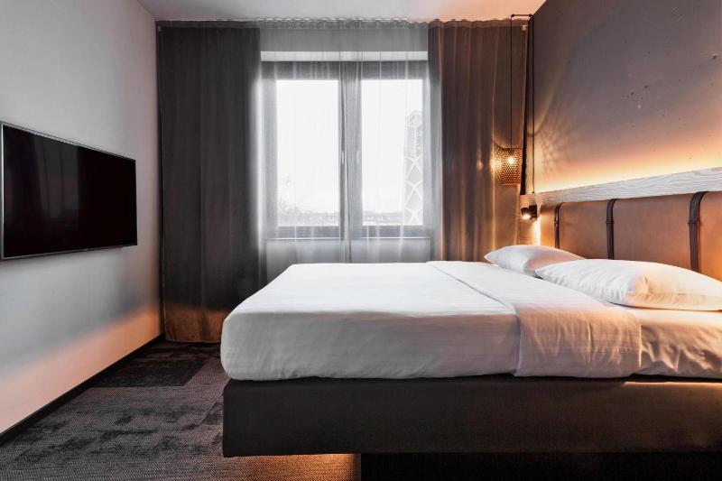 Moxy Queen Sleeper image 4