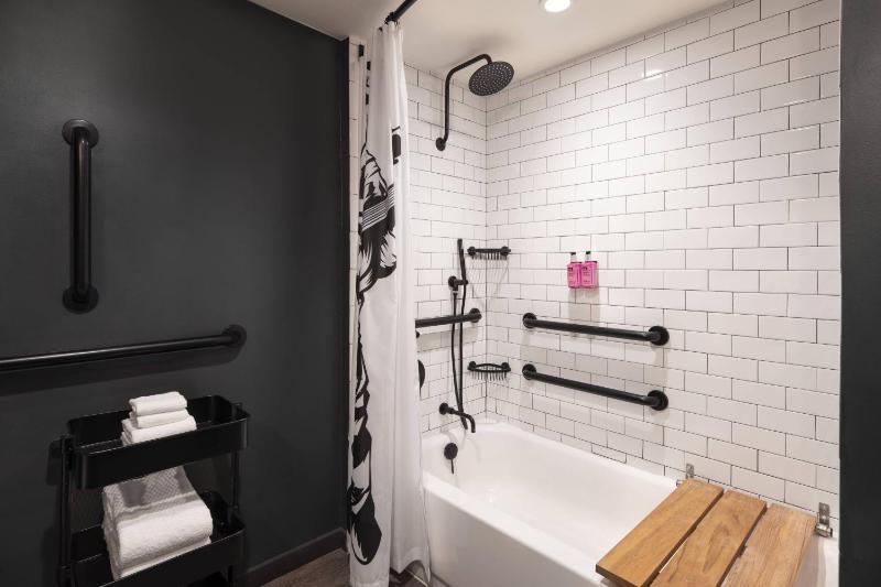 210 SQ FT (20 SQM), Smaller Guest room, 1 King image 4