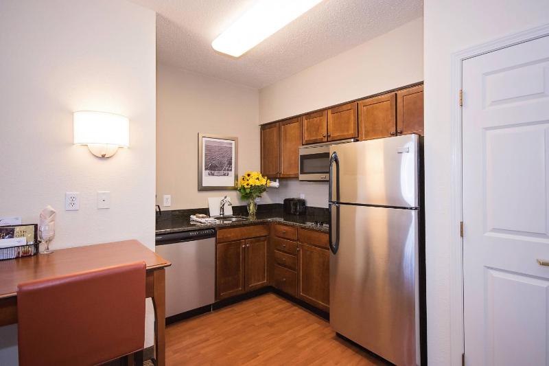 One-Bedroom Queen Suite with Sofa Bed and City View image 3