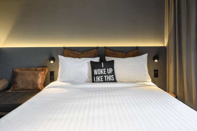 Moxy Standard Guest room with 1 Queen, Courtyard view image 2