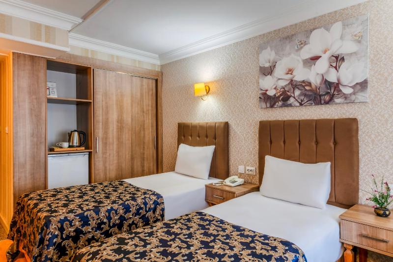 Deluxe Triple Room image 3