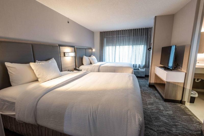 Queen Suite with Two Queen Beds and Tub - Mobility Accessible image 1