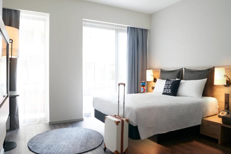 Moxy Queen Standard, Guest room, 1 Queen image 3
