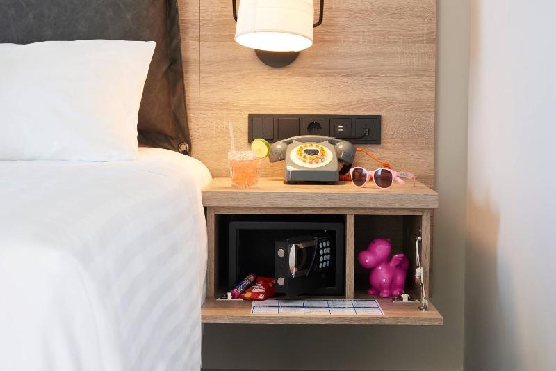 Moxy Queen Standard, Guest room, 1 Queen image 4