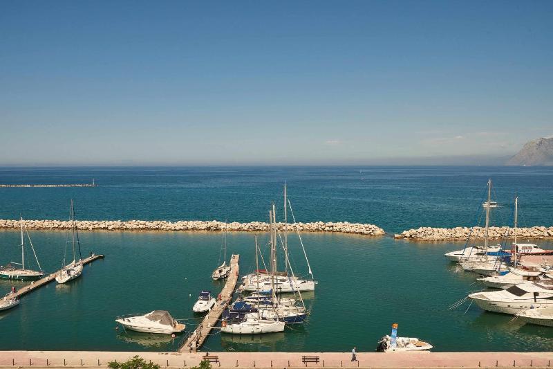 Moxy Queen Sea View, Guest room, 1 Queen, Sea view, Balcony image 4