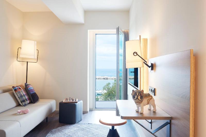Moxy Queen Family, Guest room, 1 Queen, Sofa bed, Sea view image 2