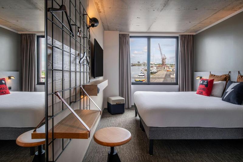 Moxy Harbor Sleeper Room with Harbor View image 4