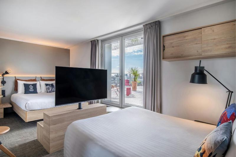 Moxy Harbor Sleeper Rooftoop Terrace Room with Harbor View image 3