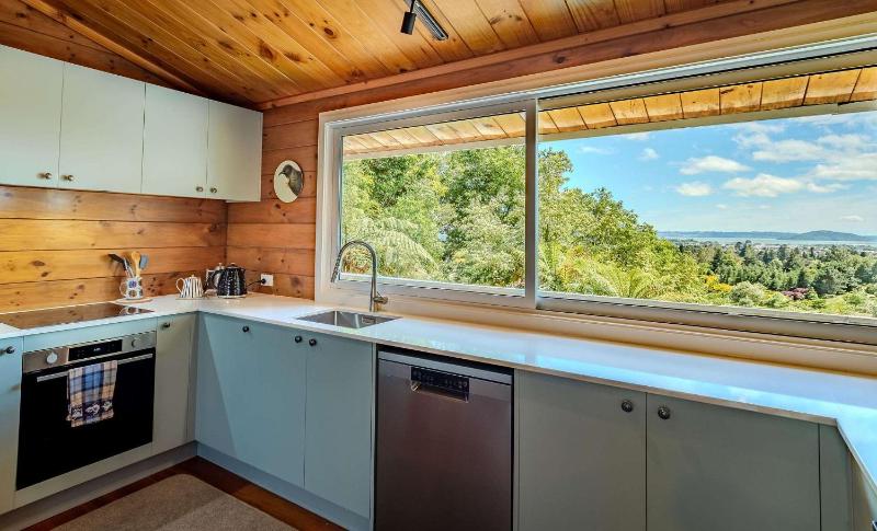 Haven on the Hill - Panoramic Views of Rotorua - image 2