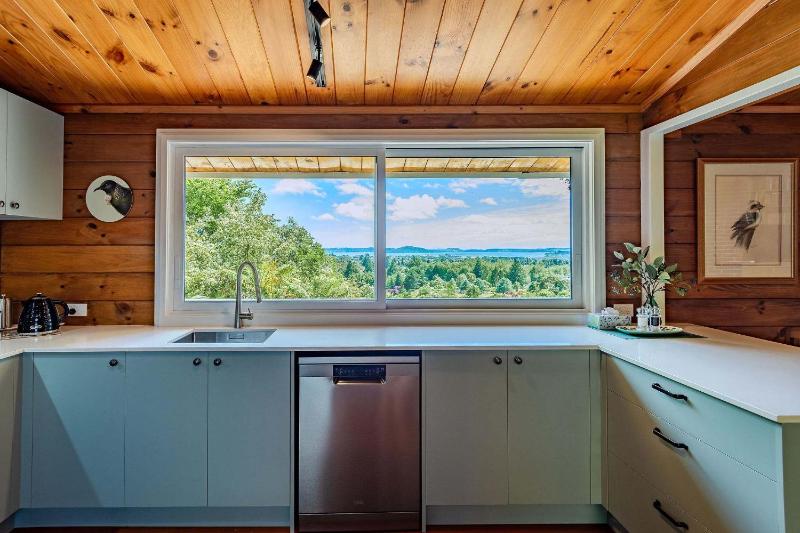 Haven on the Hill - Panoramic Views of Rotorua - image 3