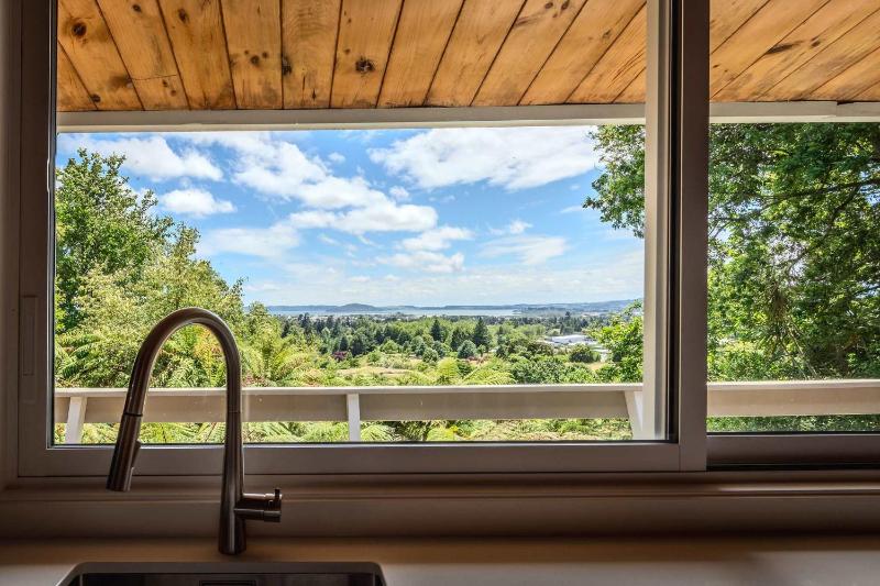 Haven on the Hill - Panoramic Views of Rotorua - image 20